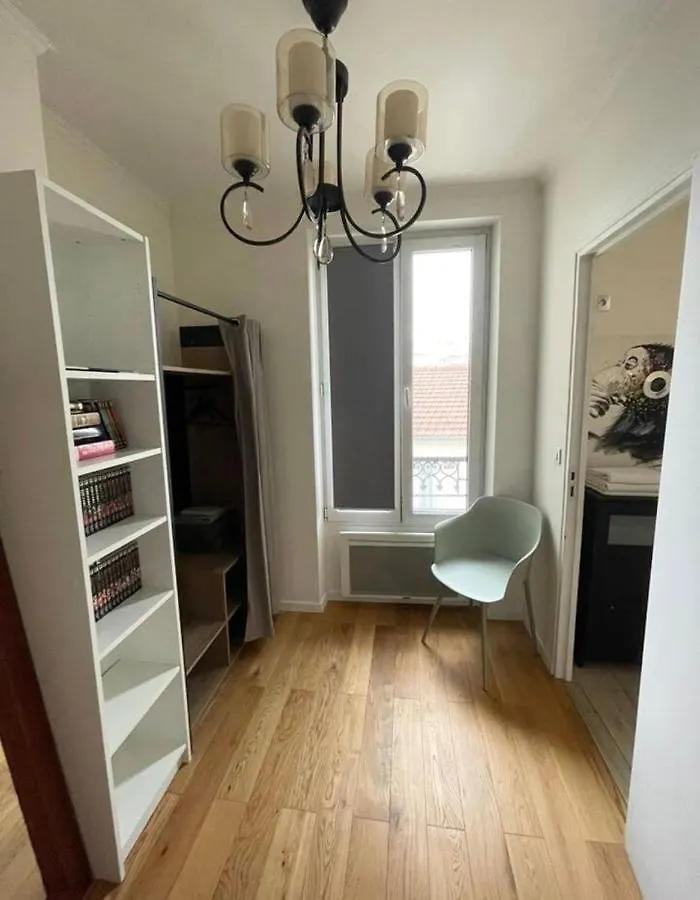 Apartment Appartement 2 Pieces Au Pied Du Metro Buzenval. Paris