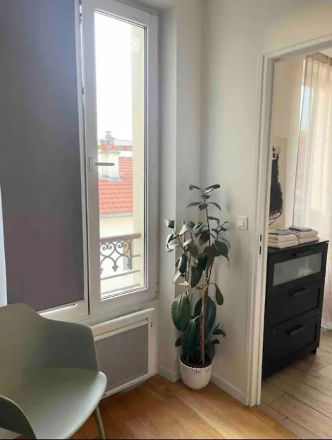 Appartement 2 Pieces Au Pied Du Metro Buzenval. Paris