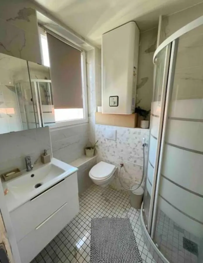 Appartement 2 Pieces Au Pied Du Metro Buzenval. Paris France