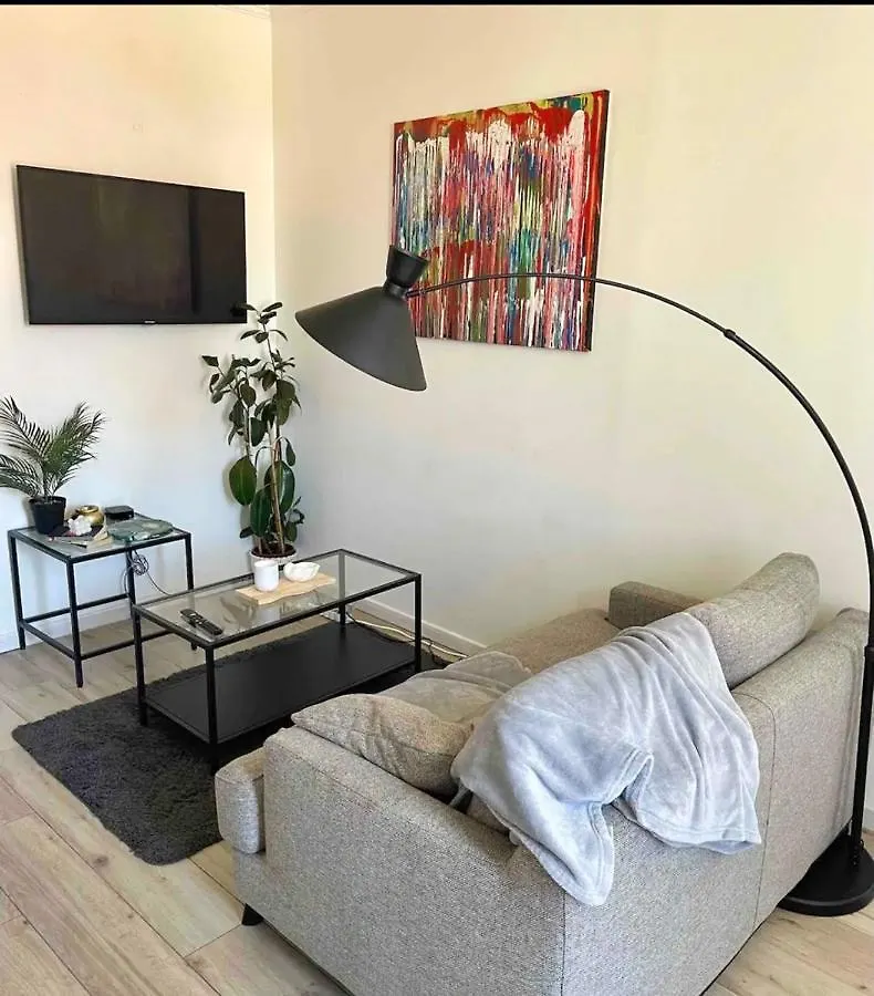 Apartment Appartement 2 Pieces Au Pied Du Metro Buzenval. Paris