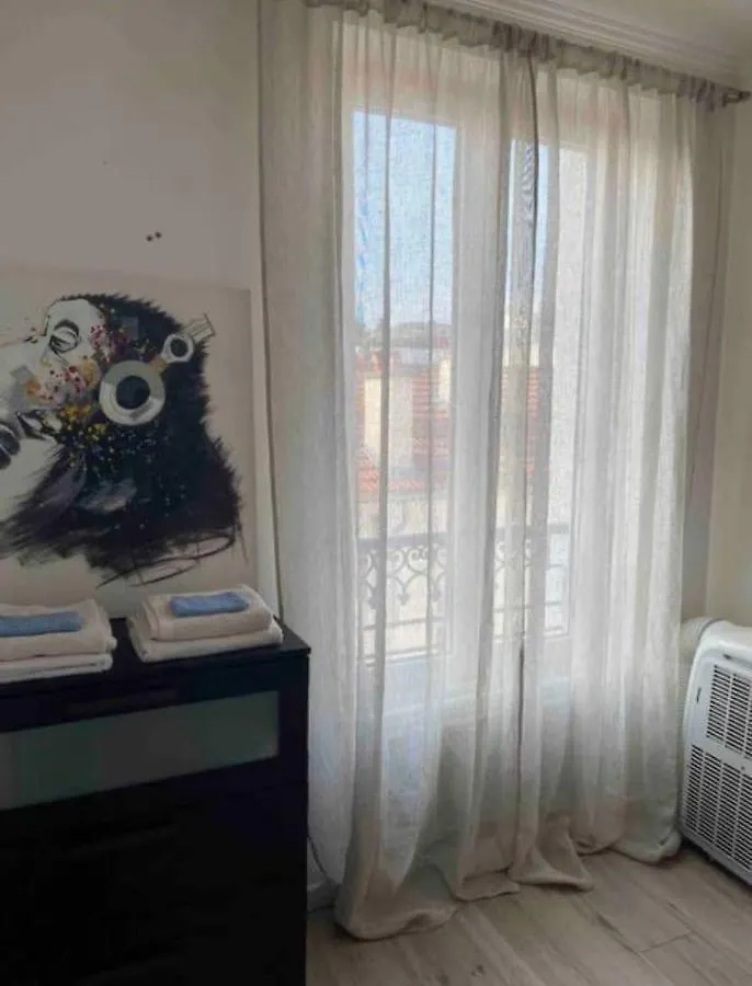 Appartement 2 Pieces Au Pied Du Metro Buzenval. Paris Apartment