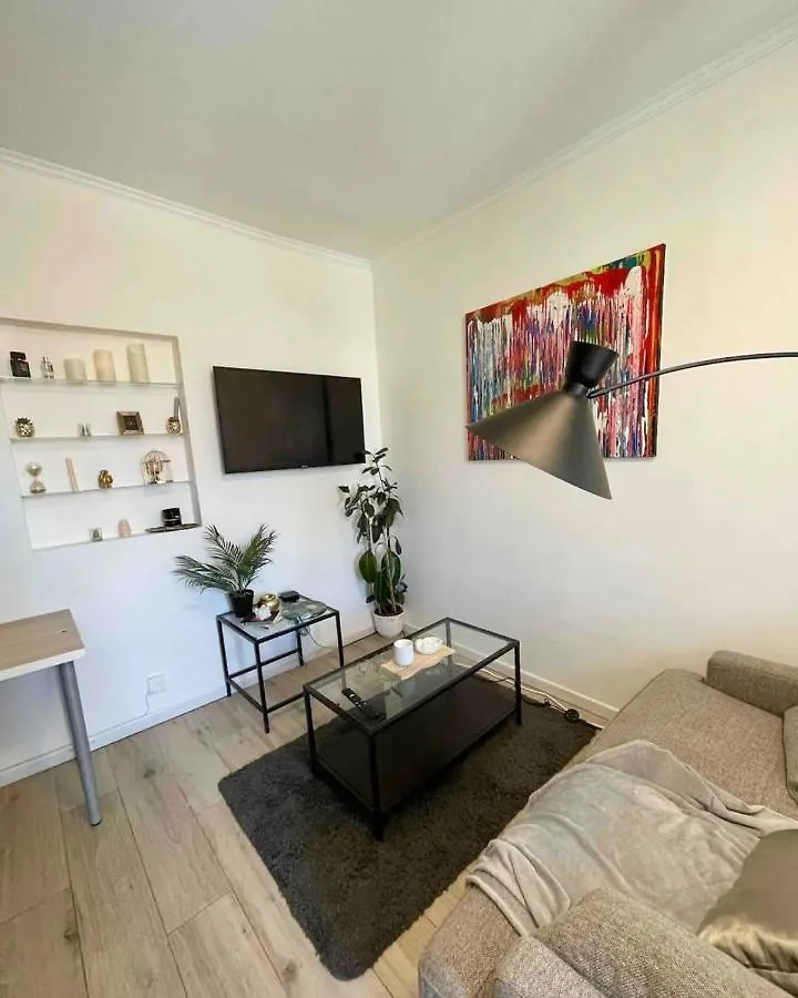 Appartement 2 Pieces Au Pied Du Metro Buzenval. Paris 0*,  Frankreich