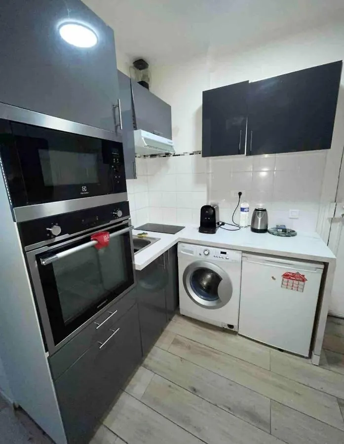 Appartement 2 Pieces Au Pied Du Metro Buzenval. Paris