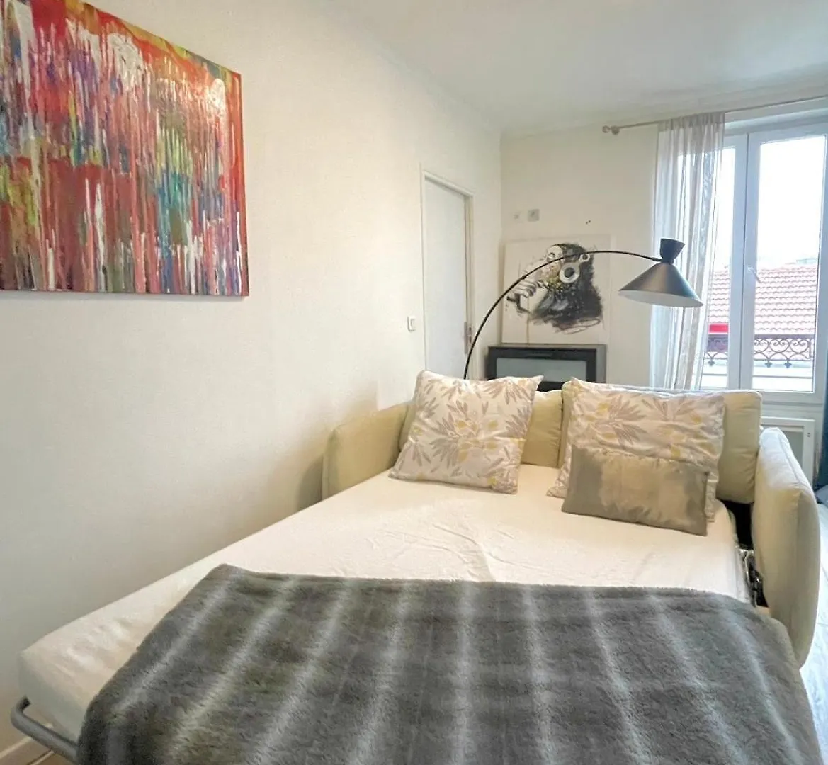 Appartement 2 Pieces Au Pied Du Metro Buzenval. Paris